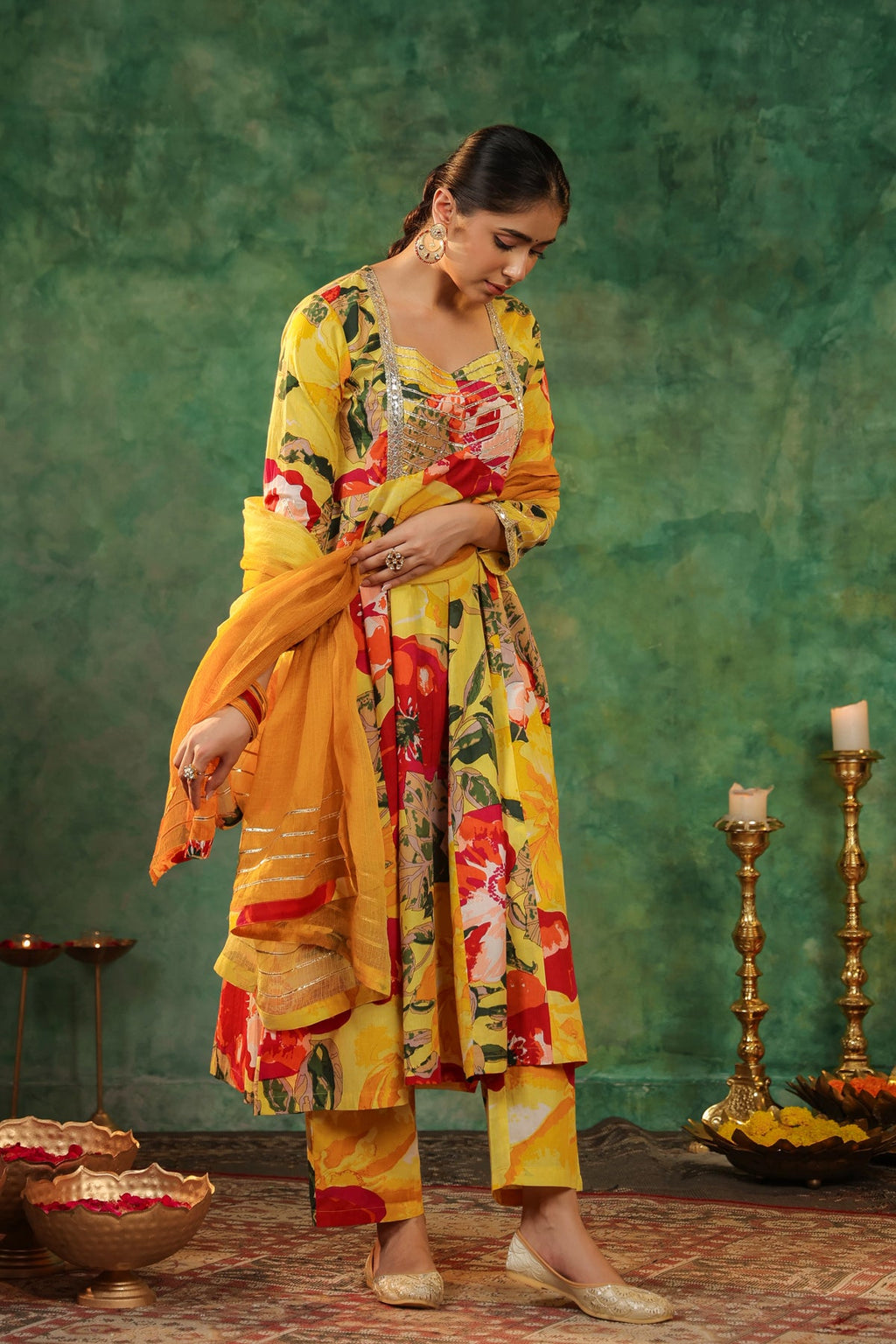 Women Floral Printed Gotta Patti Pure Cotton Kurta Sets