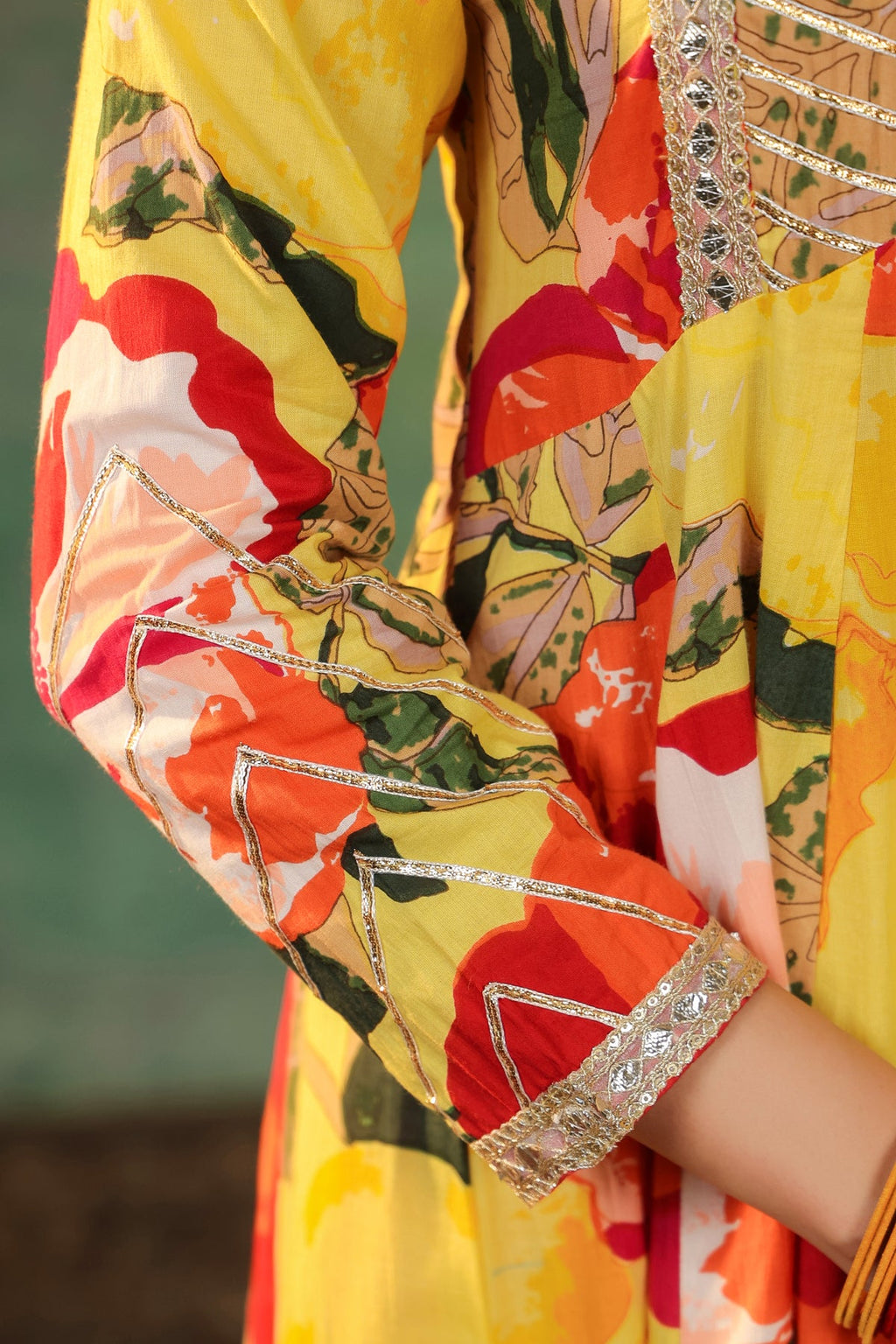 Women Floral Printed Gotta Patti Pure Cotton Kurta Sets