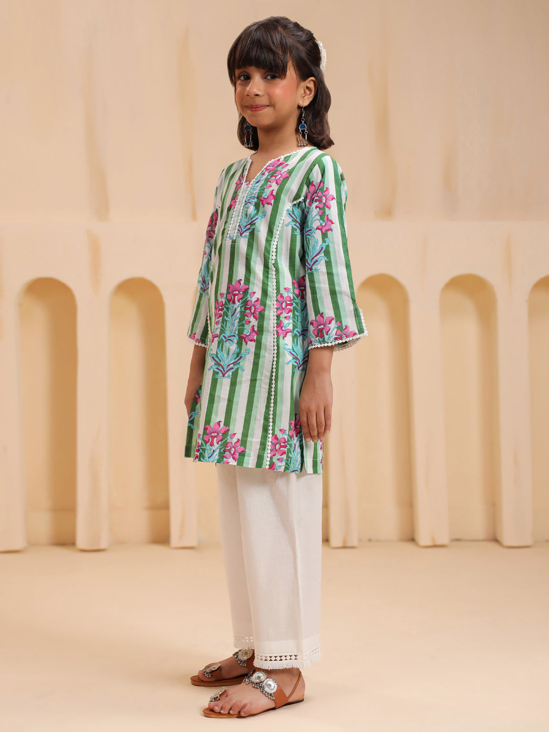 Girls Floral Printed Thread Work Kurta