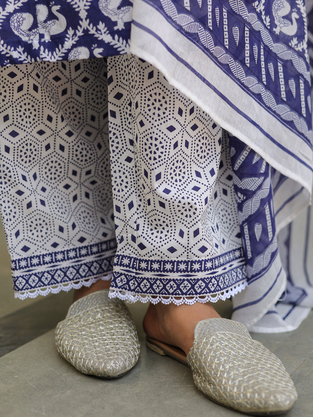 Women Printed Pure Cotton Kurta with Trousers & With Dupatta