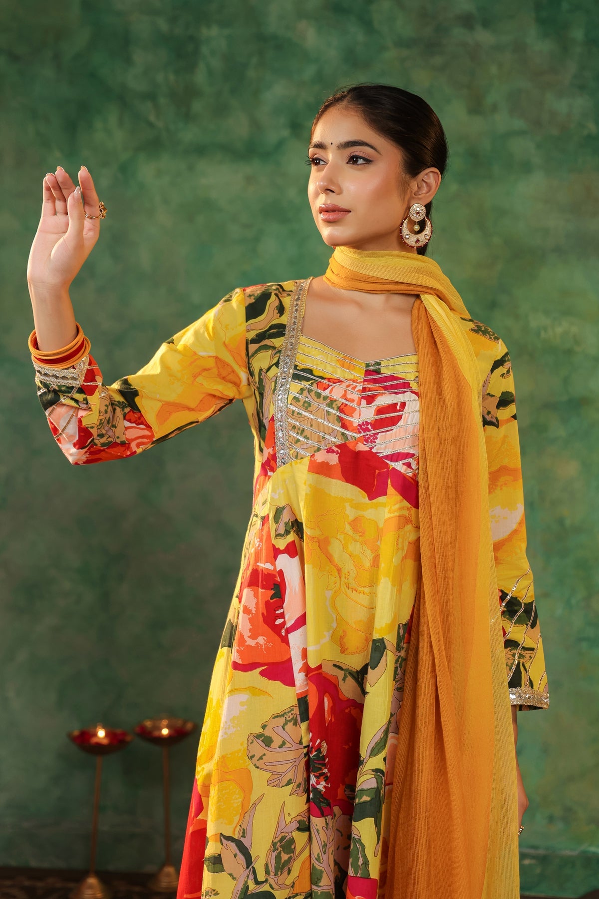 Women Floral Printed Gotta Patti Pure Cotton Kurta Sets
