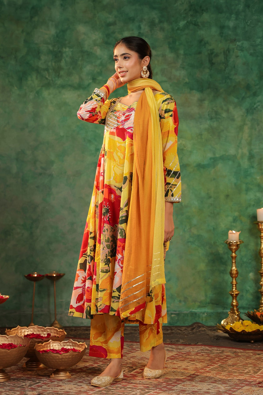 Women Floral Printed Gotta Patti Pure Cotton Kurta Sets